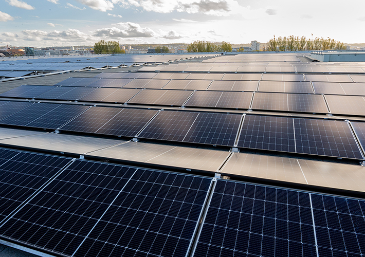 Foto BayWa r.e. realiza seis nuevas instalaciones fotovoltaicas sobre cubiertas en plantas de producción de automóviles de Alemania.